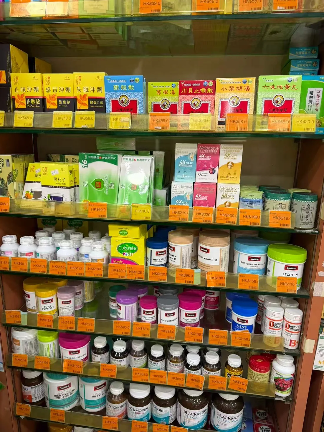 智文藥房屯門時代廣場店葉濕伏產品陳列